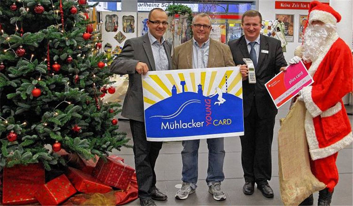 Vorweihnachtliche Bescherung (v. li.): Citymanager Thomas Müller und GHV-Vorsitzender Hans-Dieter Slobodkin präsentieren die Mühlacker Young Card. Sparkassen-Filialdirektor Gerd Owczarek verspricht sich Synergieeffekte zwischen dem Ableger der Mühlacker Card und der Sparkassen-plusCard, die sich ebenfalls an Menschen unter 27 Jahren richtet. 