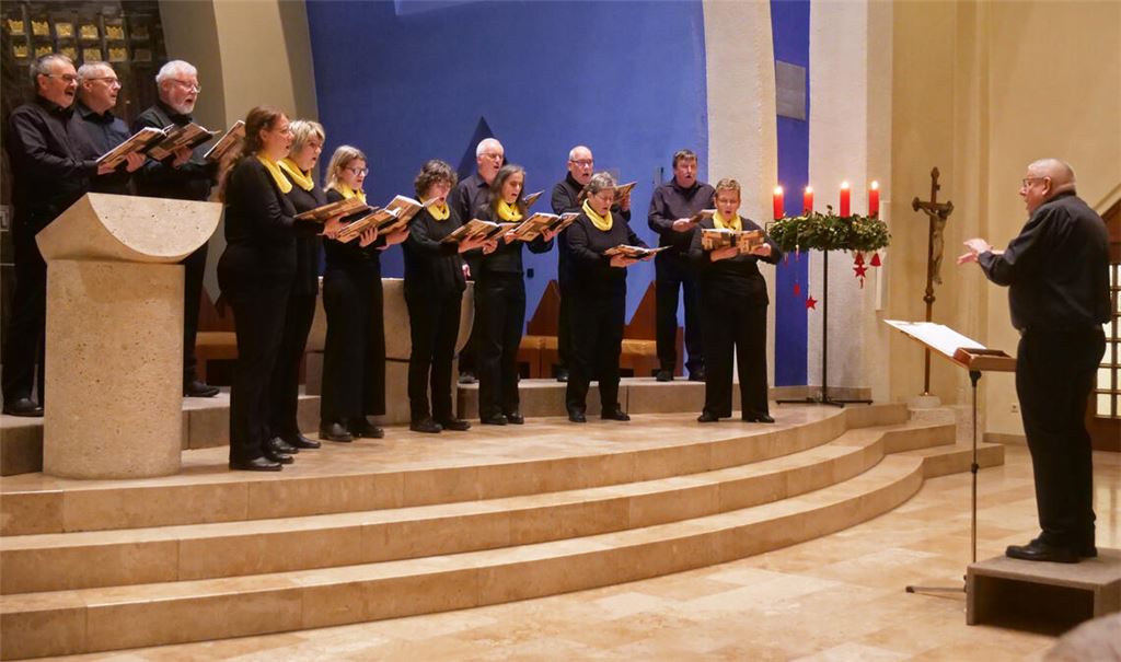 Vorweihnachtliches Konzert mit langer Tradition: die Sängerinnen und Sänger des Chors „Georgsgeyer“ bei ihrem Auftritt in der Herz-Jesu-Kirche in Mühlacker. Fotos: Friedrich