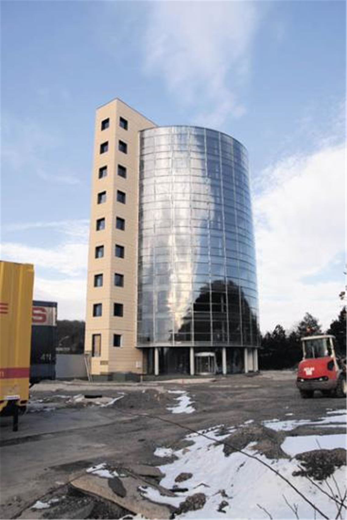 Vorzeigeprojekt mit ungewisser Zukunft: Kurz vor der Vollendung des Büroturms im Industriegebiet steckt der Bauherr, die Etzel GmbH, in massiven finanziellen Schwierigkeiten. Foto: Franz