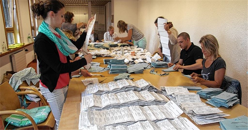 Votum für Europa: Im Mühlacker Rathaus stapeln sich nach Schließung der Wahllokale die Stimmzettel. 24 Parteien und Gruppierungen konkurrieren um ein Kreuzchen, doch kreisweit gehen nur wenig mehr als die Hälfte der Wähler zur Urne.