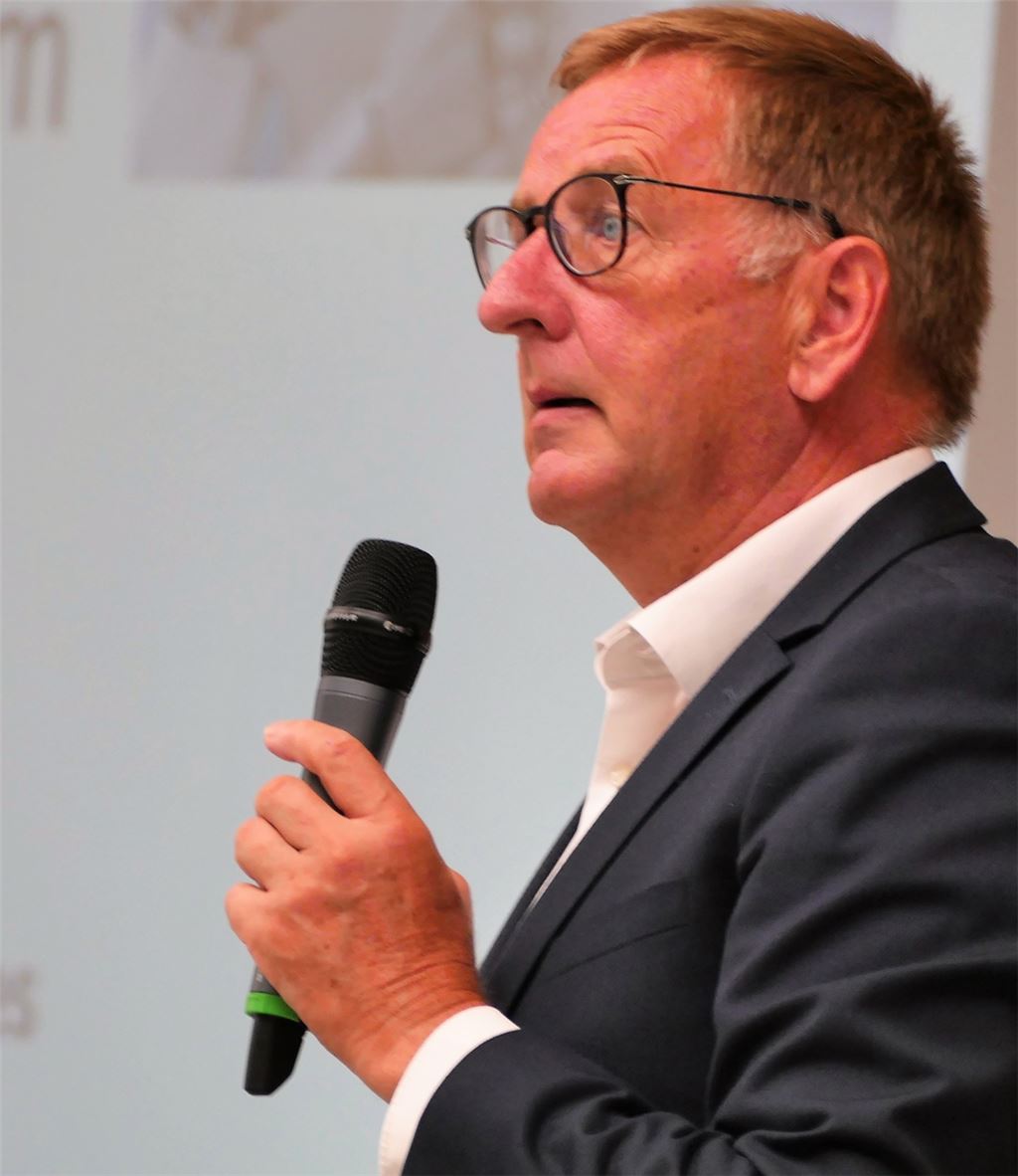 WFG-Geschäftsführer Jochen Protzer stellt Pläne eines regionalen KI-Zentrums vor. Foto: Peche