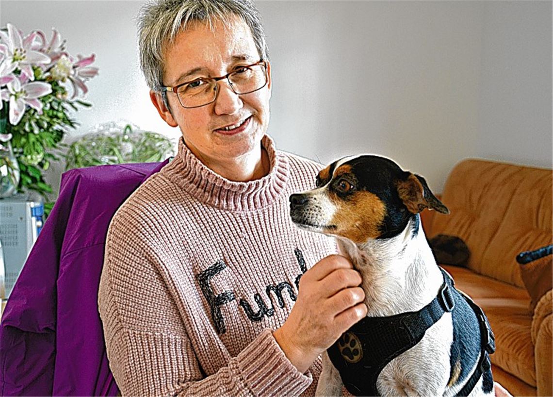 WG-Chefin Marion Aichele mit der vierbeinigen Bewohnerin Ivy (li.). Gülcan Kaynak, Mitarbeiterin in der ambulant betreuten Pflege-Wohngemeinschaft „Mit anderen leben“, hat Bewohner Axel Boden einen Tee zubereitet. Er ist froh über den Freiraum, den er in seinem neuen Zuhause hat. Fotos: bbk