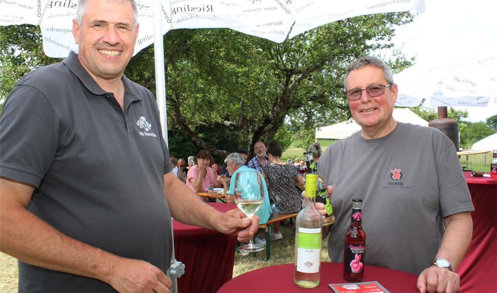 WG-Vorsitzender Stefan Exner (li.) und Caterer Bernd Huber freuen sich am Sonntag über den guten Besuch des zweitägigen Sternenfelser Kelterfests. Foto: Prokoph