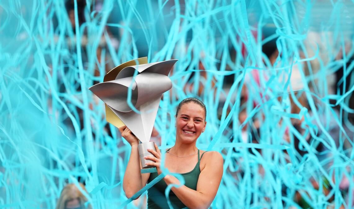 WTA-Sieg - Kostjuk mit Trophäe