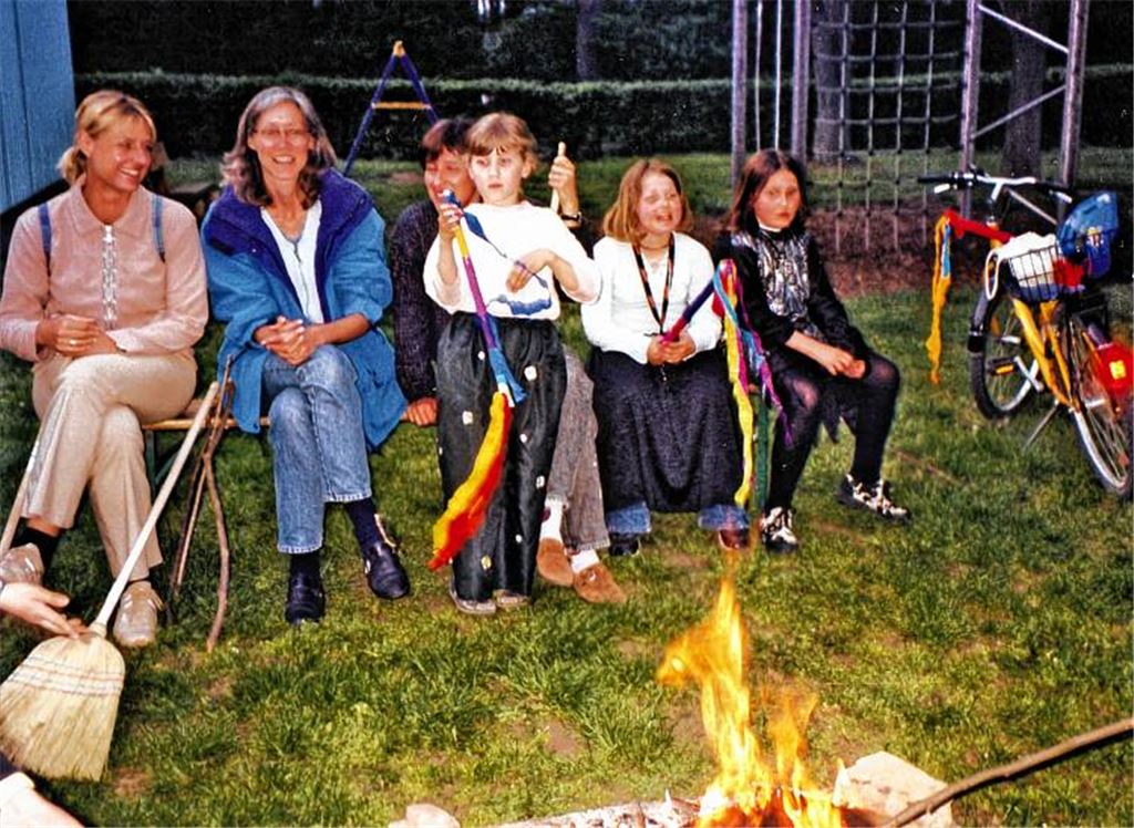 Wachdienst der angenehmen Art: Eltern und Kinder versammeln sich in der Walpurgisnacht am Lagerfeuer bei der Heidenwäldle-Schule.