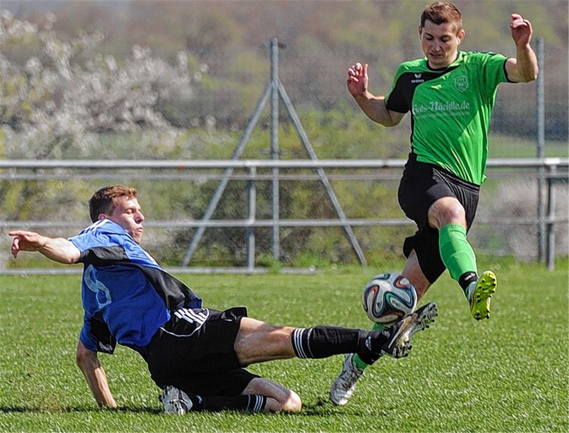 Wacker wehrt sich Iptingen (in Blau) gegen die Heimniederlage, doch ein früher Gegentreffer bedeutet letzten Endes den 1:0-Sieg für die Gäste aus Sersheim.