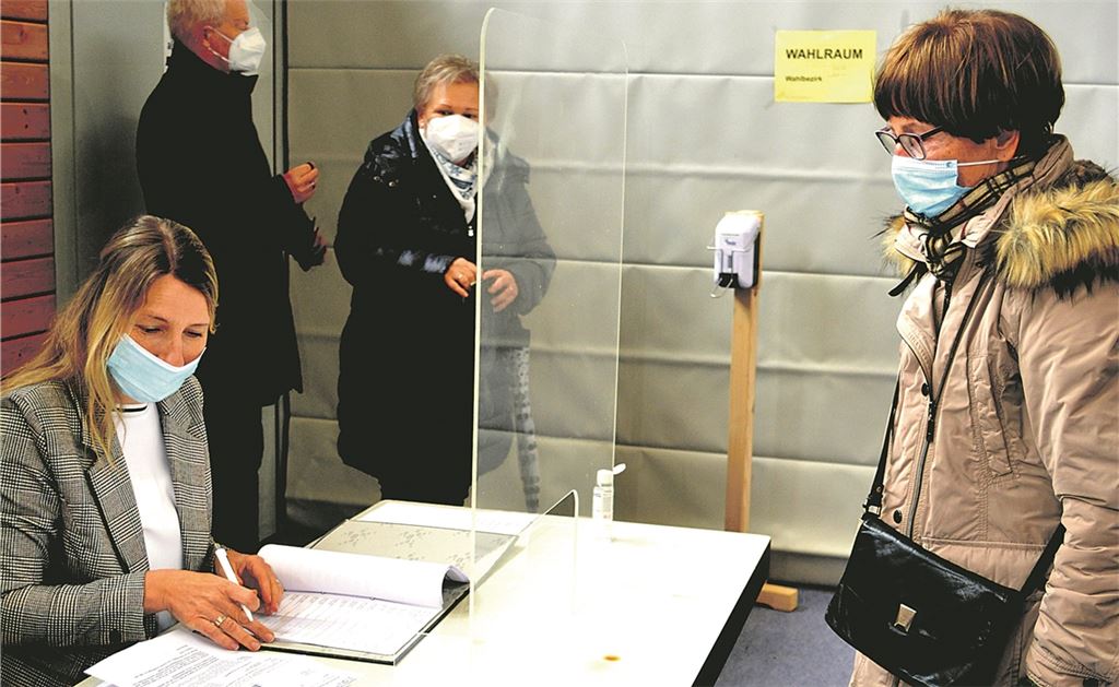 Wählen mit Maske und Abstand: In Dürrmenz sind die Wahllokale aus Platzgründen in die Sporthalle umgezogen. Stahlfeld