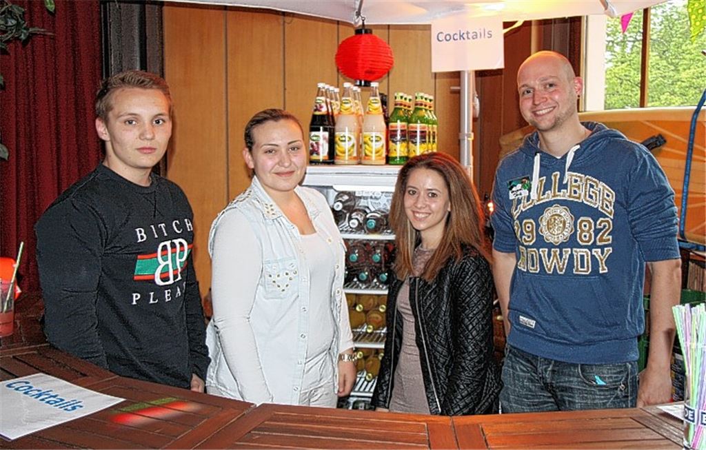 Wählernachwuchs (v. li.): Sven Eiwen, Derya Dag, Betül Özcelik mit Benjamin Denk. Foto: Mummert