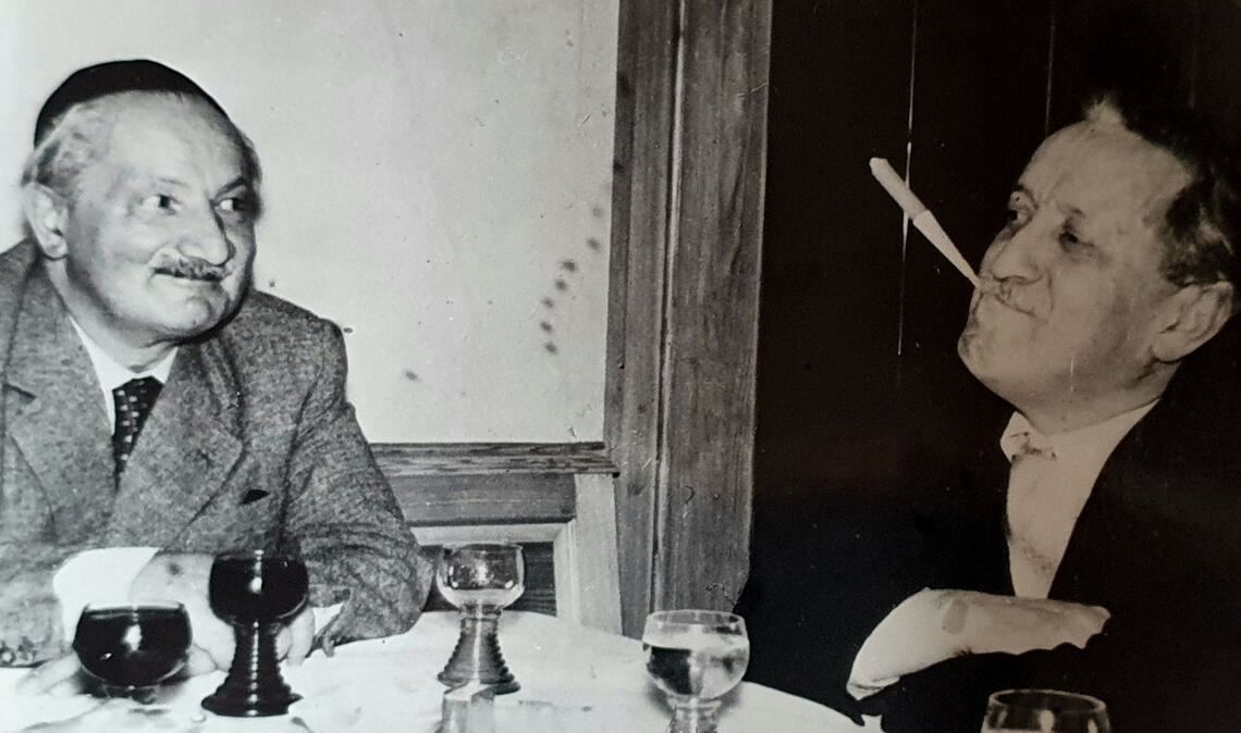 Während Martin Heidegger über das Seyende nachdenkt, macht sein Bruder Fritz seine Späße – und spottet auch über Nazi-Bonzen.