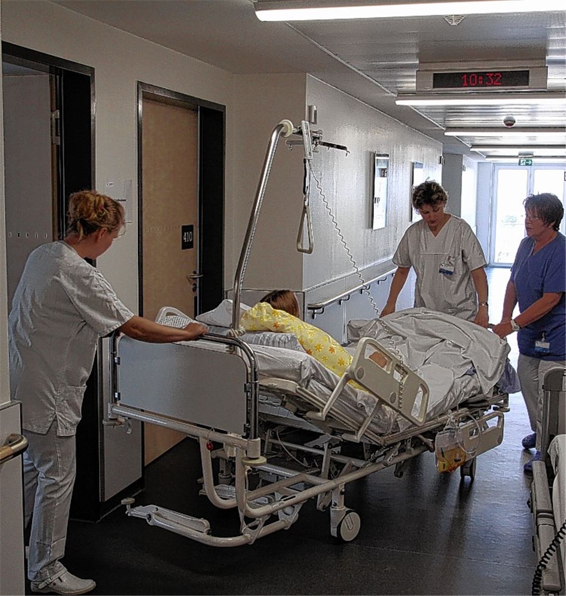 Während Mutter Sabrina ins neue, großzügige Krankenzimmer im vierten Stock verlegt wird, schiebt Vater Dimo Schöttle das Töchterchen Nora Sofie ins neue „Kinderzimmer“ der Frauenklinik.