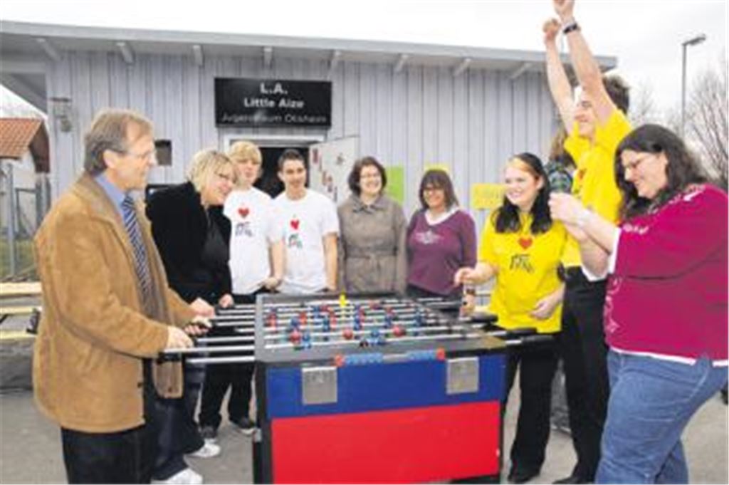 Während Stefanie Marks, Marco Wolfsegger und Nadine Müller (v. re.) jubeln, haben Werner Henle und Jugendpflegerin Nathalie Pavan auf der anderen Seite des Kickers das Nachsehen. 
Foto: Hansen
