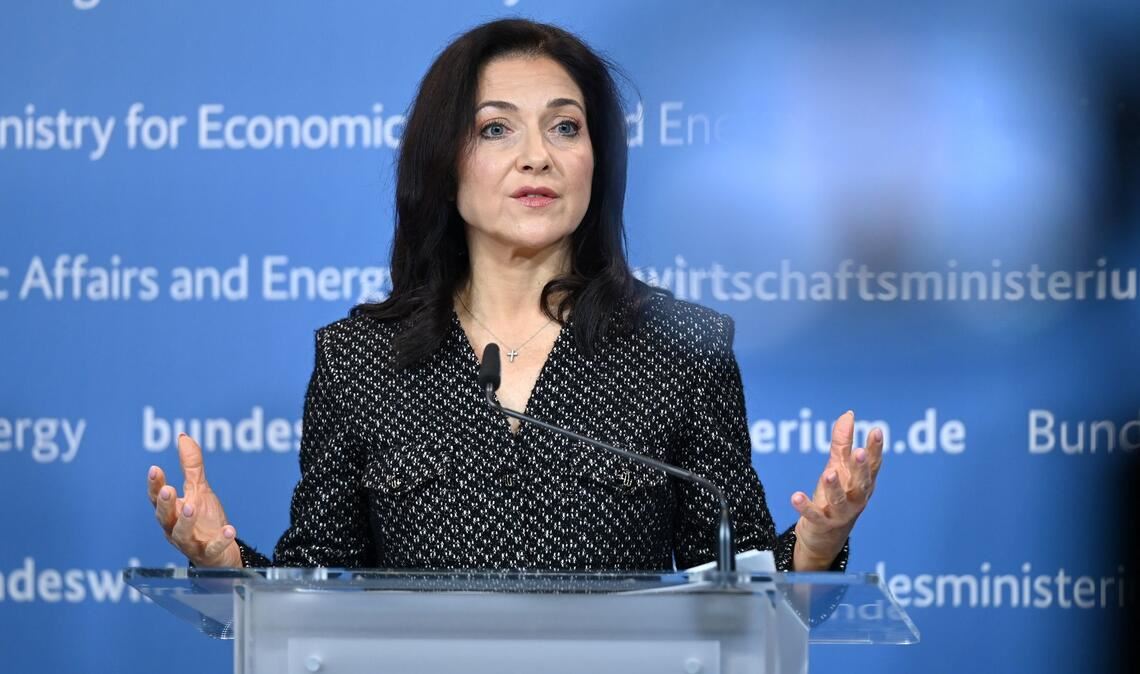 Während Vizekanzler Lars Klingbeil (SPD) Vertreter von Gewerkschaften und Arbeitgebern trifft, attackiert ihn Wirtschaftsministerin Katherina Reiche scharf. (Archivbild)