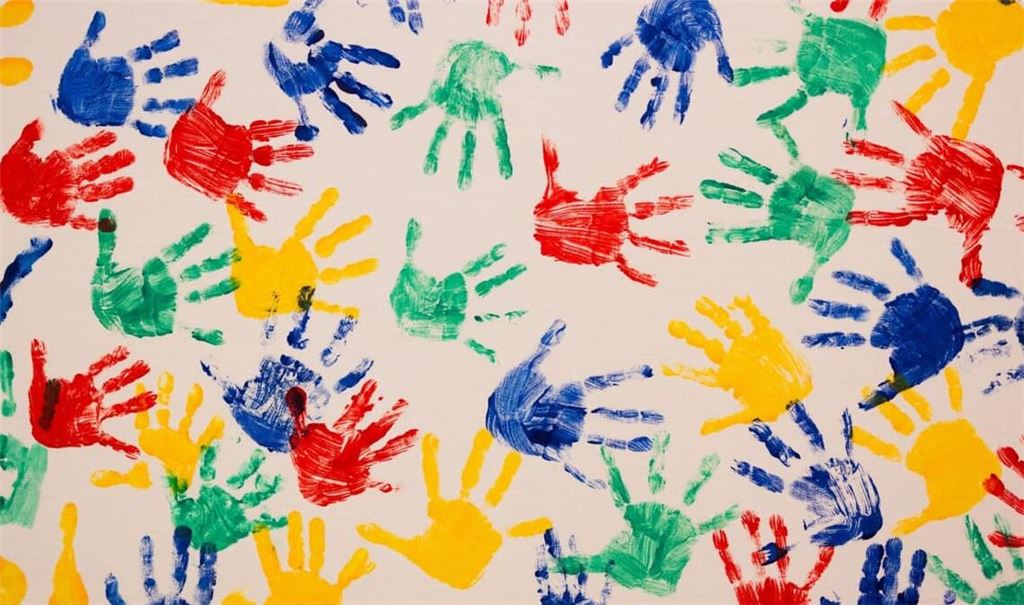 Während Wohnräume in gemieteten Wohnungen in neutralen Farben zurückgegeben werden müssen, ist in Kinderzimmern eine „kindgerechte, typische Wandgestaltung“ erlaubt – und muss beim Auszug auch nicht entfernt oder überstrichen werden.