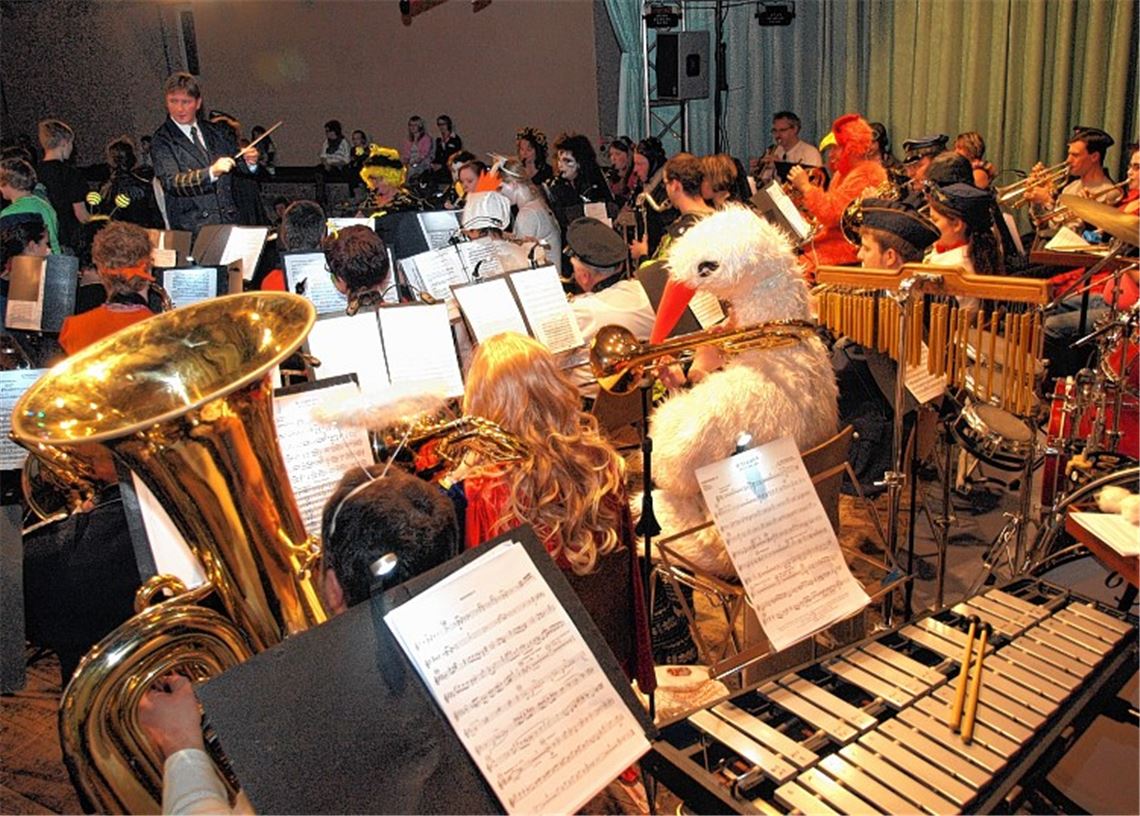 Während das Blasorchester unter der Leitung von Stadmusikdirektor Fabio Groce aufspielt, startet Supermann vom Airport Maulbronn zum nächsten Rettungsflug. Fotos: Appich
