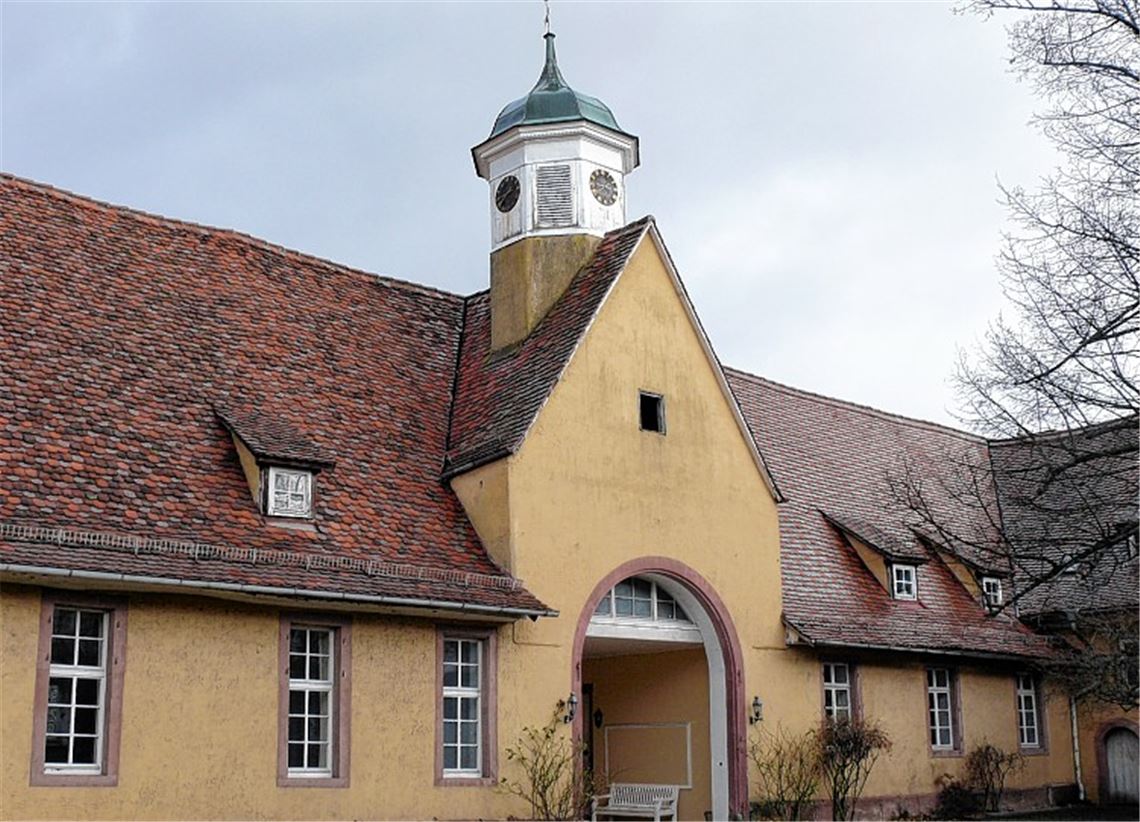 Während das Schloss Bauschlott Anfang des 19. Jahrhunderts erbaut wurde, ist der Glockenturm ein Überbleibsel des von 1532 bis 1540 errichteten Vorgängerbaus. 