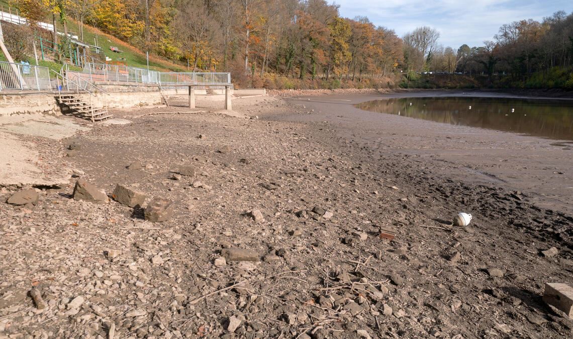 Während das Wasser im Tiefen See weitgehend abgelassen ist, ist der Maulbronner Sparstrumpf für die Zukunft noch gut gefüllt und wird dies auch dank des Sondervermögens, das nach Maulbronn fließt, in den nächsten Jahren wohl bleiben. Foto: Archiv/Fotomoment