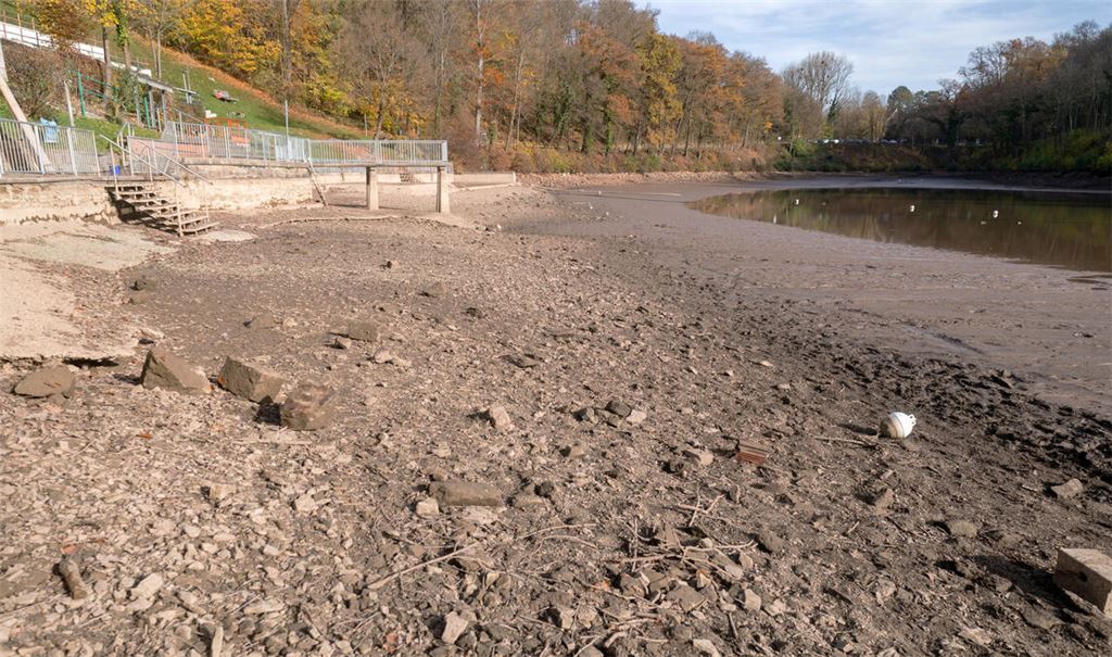 Während das Wasser im Tiefen See weitgehend abgelassen ist, ist der Maulbronner Sparstrumpf für die Zukunft noch gut gefüllt und wird dies auch dank des Sondervermögens, das nach Maulbronn fließt, in den nächsten Jahren wohl bleiben. Foto: Archiv/Fotomoment