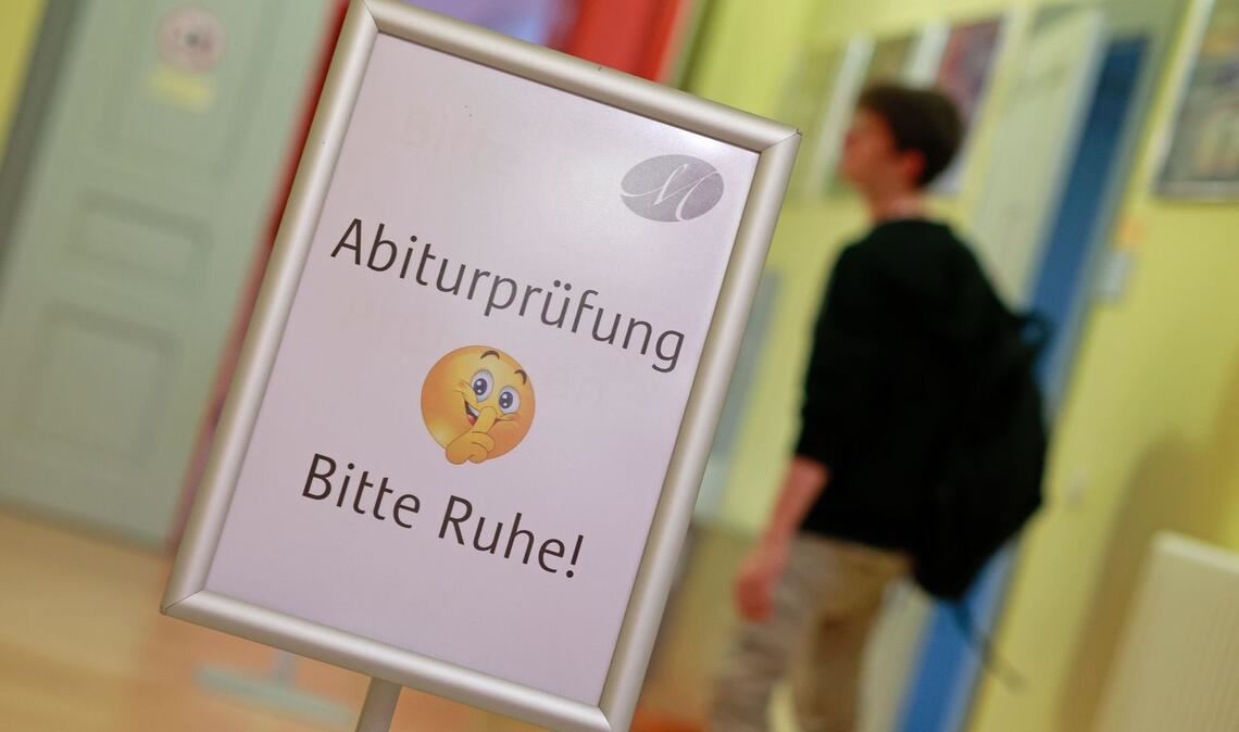 Während der Abiturprüfungen sind in den Schulhäusern oft einzelne Schultrakte gesperrt und die Pausenklingel ist abgestellt, damit die angehenden Abiturientinnen und Abiturienten nicht gestört werden.
