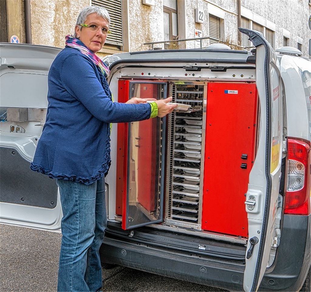 Während der Fahrt werden die Mahlzeiten gegart. Hier bestückt Roswitha Uibel die Öfen des Fahrzeugs. Bei Traude Schniz (Bild re.) gibt es schwäbische Maultaschen in der Brühe. 