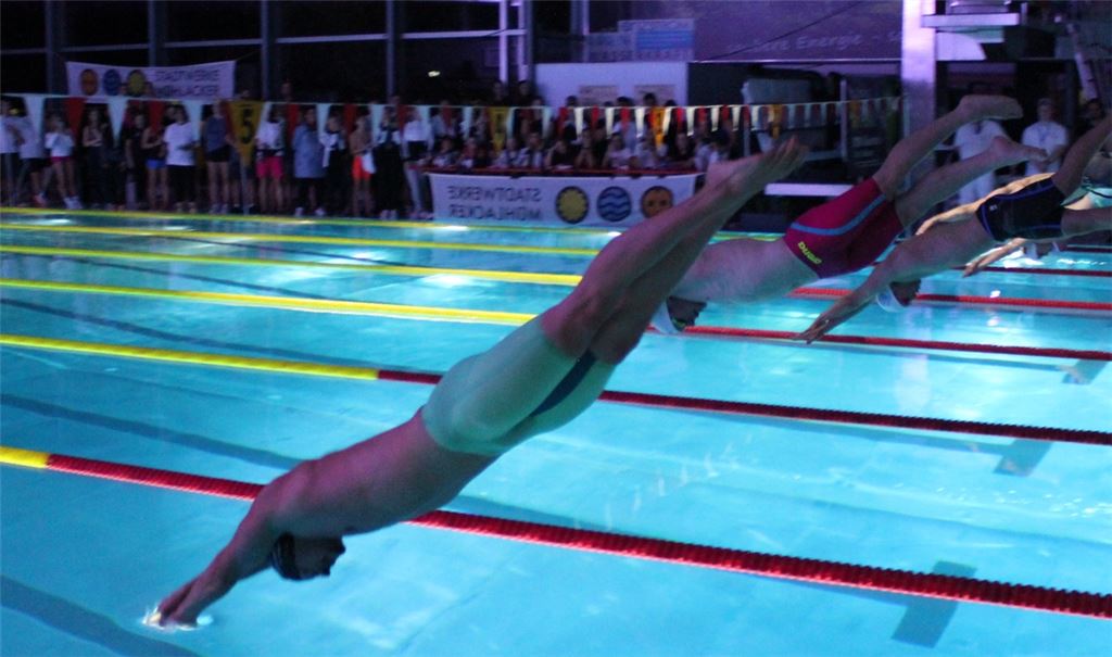 Während der Finaldurchgänge beim Herbstmeeting der Wasserfreunde Mühlacker herrschte eine ganz besondere Atmosphäre, die Schwimmer und Zuschauer begeisterte. Fotos: Gießler