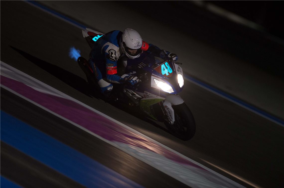 Dritter Platz beim Rennen rund um die Uhr Während der Nacht arbeitet sich das Team um Dominik Vincon Platz um Platz vor. Foto: Highsider PR