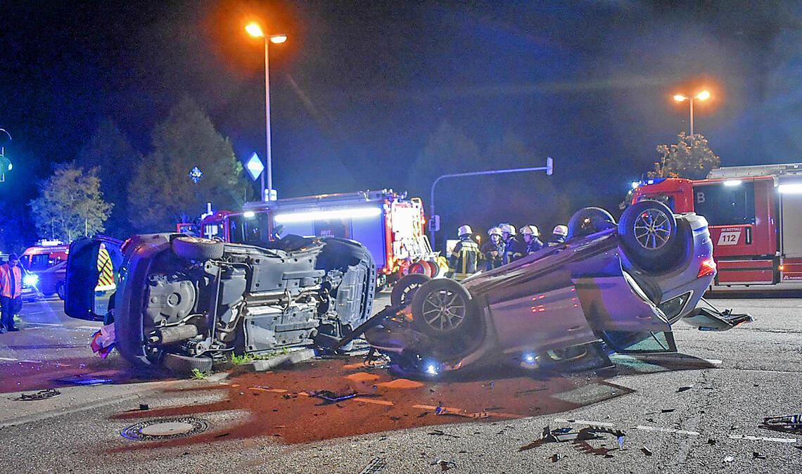 Während der Skoda auf dem Dach landet, kippt der Wagen der jungen Unfallverursacherin auf die Seite.Foto: Myroshnichenko