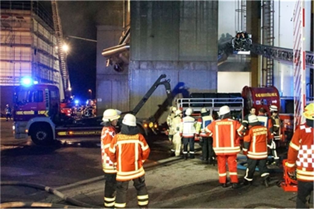 Während der schwierigen Löscharbeiten auf dem Fabrikgelände in Neuenbürg macht den Einsatzkräften auch noch ein Stromausfall zu schaffen. Foto: Einsatz-Report 24