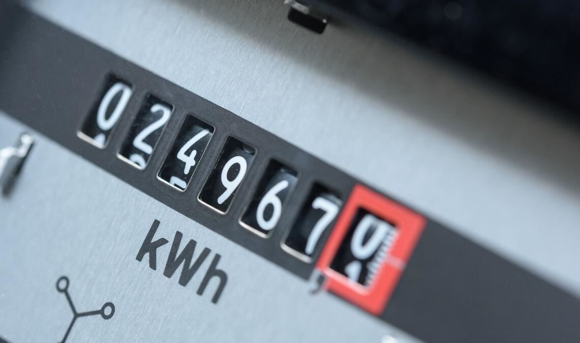 Während der sonnenarmen Zeit sind die Strompreise im Großhandel Ende 2024 kurzzeitig auf mehr als 900 Euro pro Megawattstunde gestiegen (Symbolfoto).