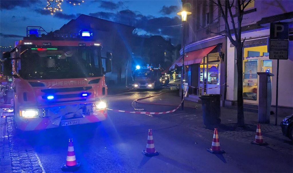 Während des Einsatzes der Feuerwehr ist die Kreuzung Bahnhofstraße/Bismarckstraße in der Mühlacker Innenstadt komplett gesperrt. Foto: Steigleder