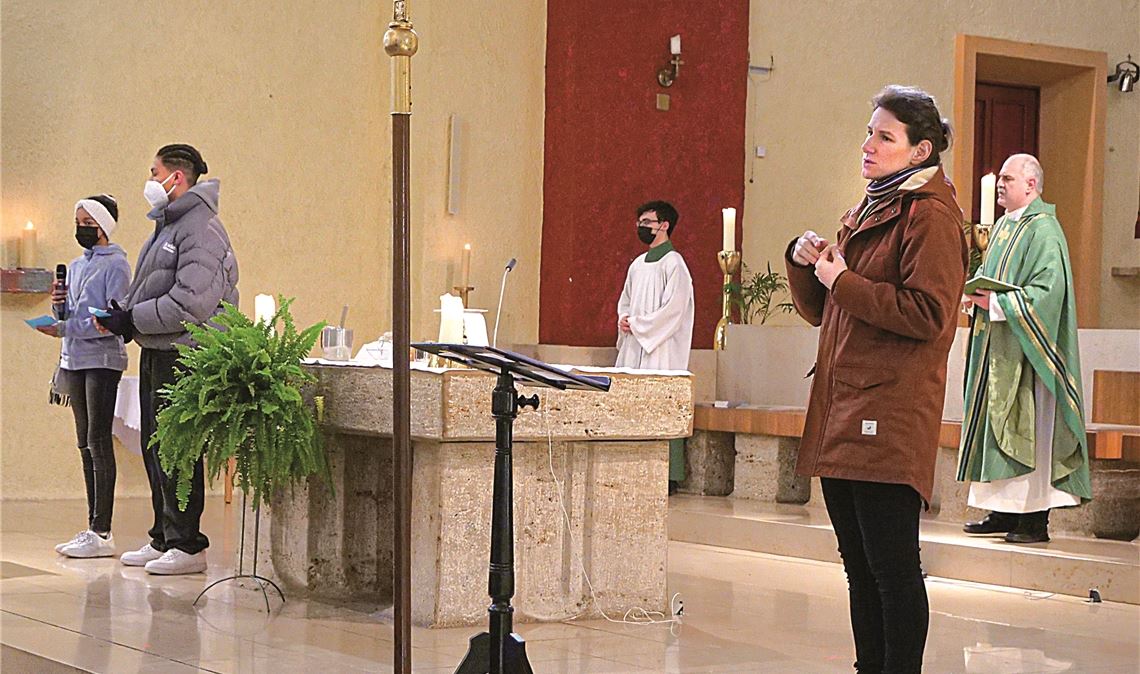 Gottes Wort – ganz ohne Worte Während des Gottesdienstes steht Karin Hasenhütl (2.v.re.) vorne im Altarbereich und „übersetzt“ für gehörlose und gehörgeschädigte Menschen, was während der Messe gesagt und gesungen wird. Fotos: Friedrich