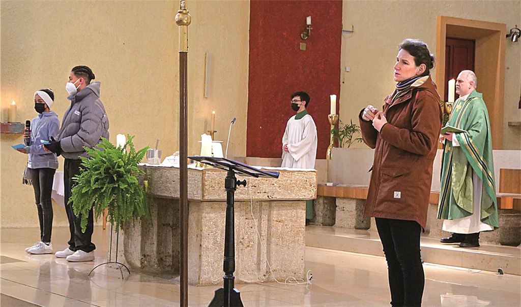 Während des Gottesdienstes steht Karin Hasenhütl (2.v.re.) vorne im Altarbereich und „übersetzt“ für gehörlose und gehörgeschädigte Menschen, was während der Messe gesagt und gesungen wird. Fotos: Friedrich