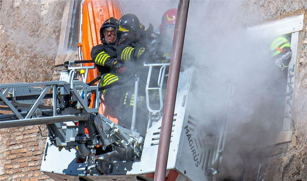 Während des Rettungseinsatzes der Feuerwehr stürzte ein weiterer Teil des Turms ein.