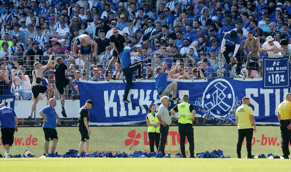 Während des WFV-Pokal-Spiels kletterten einzelne Kickers-Fans über den Zaun.