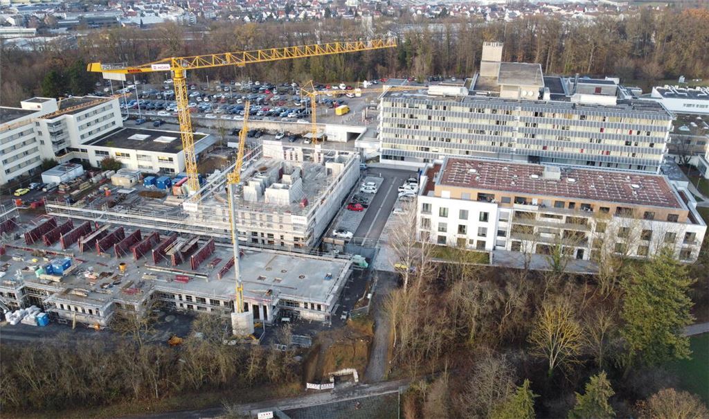 Während die Baukräne rund um das Krankenhaus Mühlacker bald verschwinden werden, bleibt der Standort rein finanziell gesehen auch künftig eine Baustelle. Foto: Schramm