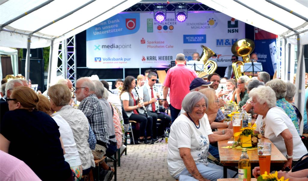 Während die Besucherinnen und Besucher das Dorffest in Enzberg genießen, begleitet das Große Blasorchester des MV Enzberg die ersten Stunden musikalisch. Fotos: Stahlfeld