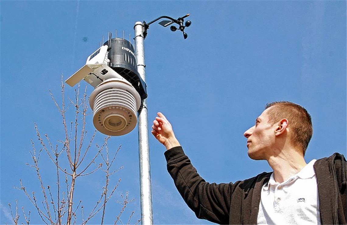 Während die Blütenknospen den Frühling verkünden, liefert die meteorologische Station von Marcel Segel ihre Daten aus Lomersheim an verschiedene Wetternetzwerke. Foto: Goertz