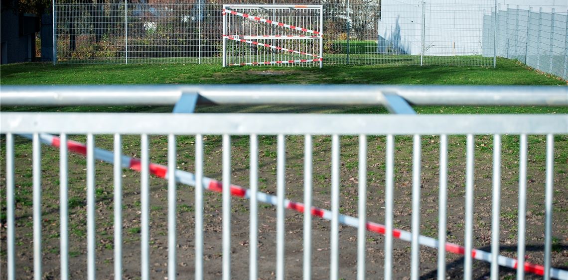 Während die Bolzplätze in Ötisheim (Foto) und Maulbronn in Zeiten des Teil-Lockdowns gesperrt sind, dürfen sie in Mühlacker unter Auflagen genutzt werden. Foto: Fotomoment