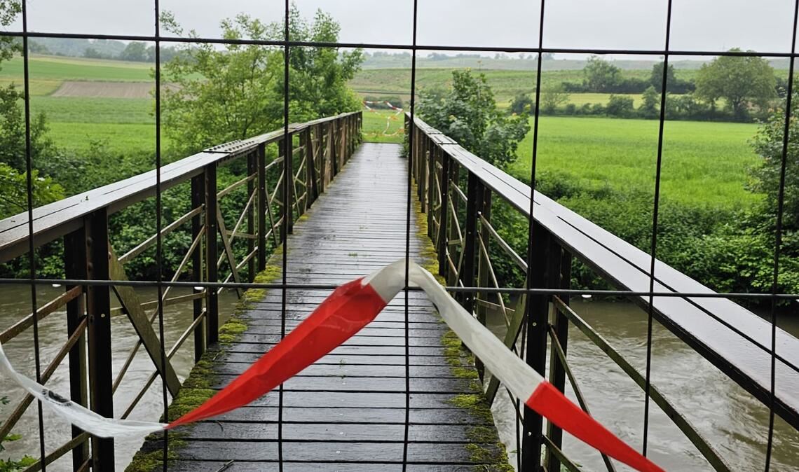 Während die Enzbrücke in Mühlhausen seit längerem für schwere Fahrzeuge gesperrt ist, musste kurz vor dem Vatertag/Christi Himmelfahrt auch der für Ausflügler und Spaziergänger wichtige Fußgängersteg im Enztal in Richtung Roßwag – bekannt auch als „Vaihinger Steg“ – gesperrt werden. Die Sicherheit für die Benutzer, begründet auf Nachfrage Bürgermeister Armin Dauner, könne wegen des schlechten Zustands nicht mehr gewährleistet werden. Foto: privat