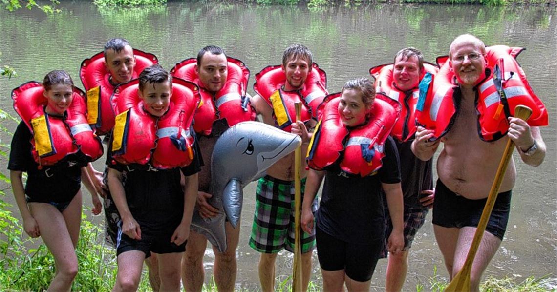Während die Feuerwehr Mühlacker (Bild li.) mit Schwimmwesten das Enzwasser testet, steigen die Abteilungen Illingen (Bild unten) und Schützingen (oben) in voller Montur in[[br]]Wasserzuber. Fotos: Recken/privat