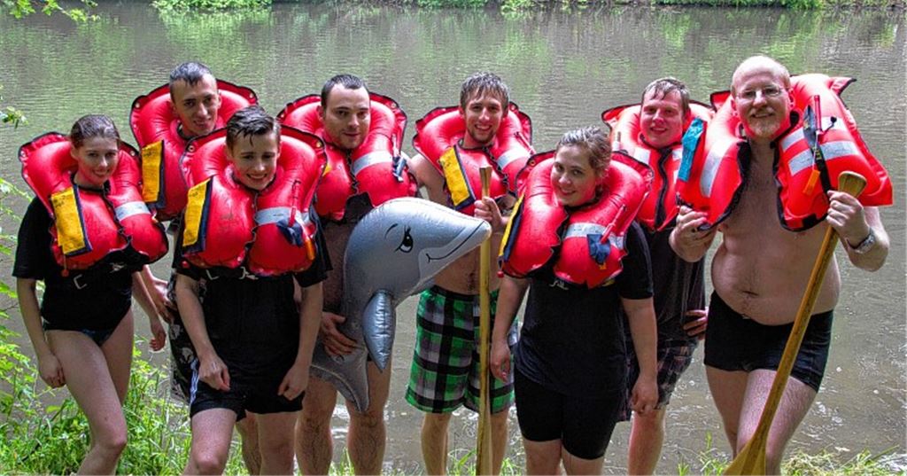Während die Feuerwehr Mühlacker (Bild li.) mit Schwimmwesten das Enzwasser testet, steigen die Abteilungen Illingen (Bild unten) und Schützingen (oben) in voller Montur in[[br]]Wasserzuber. Fotos: Recken/privat