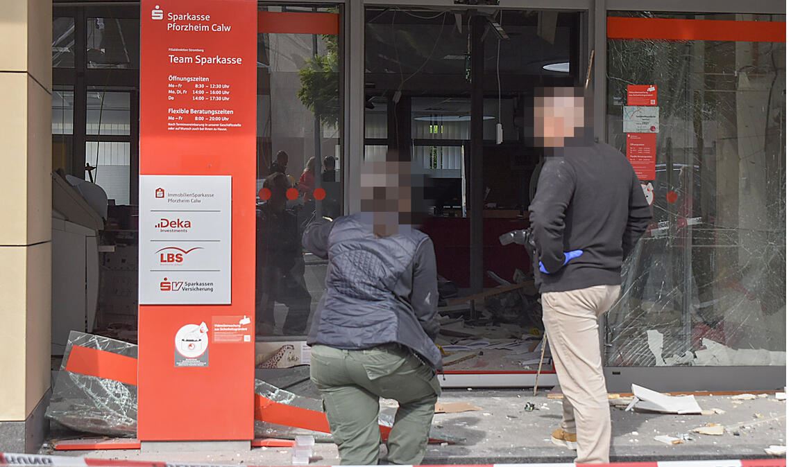 Während die Feuerwehr ihren Einsatz in Knittlingen abgeschlossen hat, laufen die Ermittlungen der Polizei auf Hochtouren. Fotos: Myroshnichenko