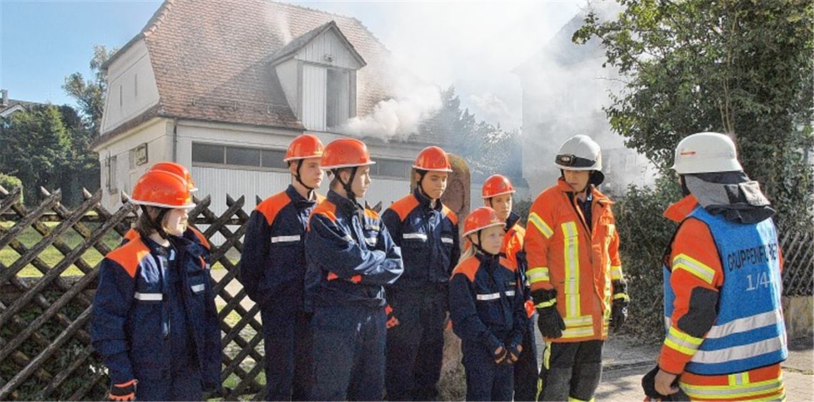 Während die Regisseure der Übung schon den Qualm aus der Wohnung an der Wurmberger Straße blasen, bekommen die Retter der Jugendfeuerwehr ihre letzten Instruktionen. Fotos: Appich