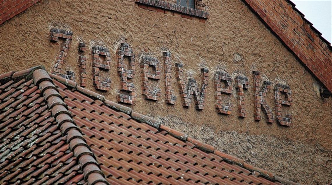 Während die alten Werksgebäude beseitigt werden, wird der Schriftzug gesichert.Foto: Huber