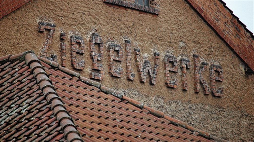 Während die alten Werksgebäude beseitigt werden, wird der Schriftzug gesichert.Foto: Huber