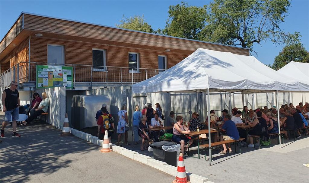Während die einen sich bei Führungen durch das neue Quarantänegebäude informieren, genießen die anderen im Schatten das kulinarische Angebot. Foto: Schröder