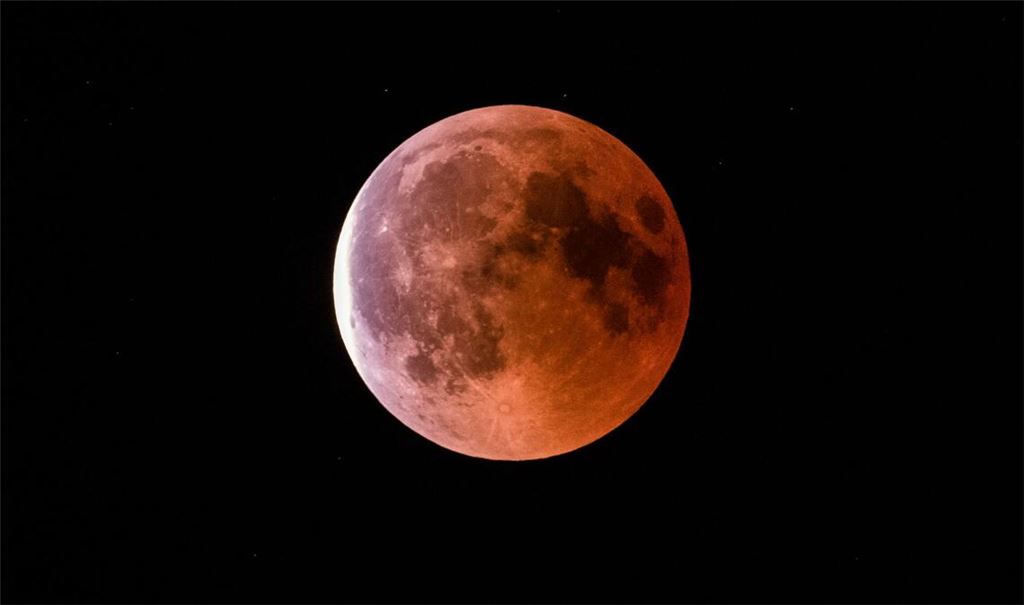 Während einer Mondfinsternis erscheint der Erdtrabant in rötlich-bräunlichen Tönen. (Archivbild)