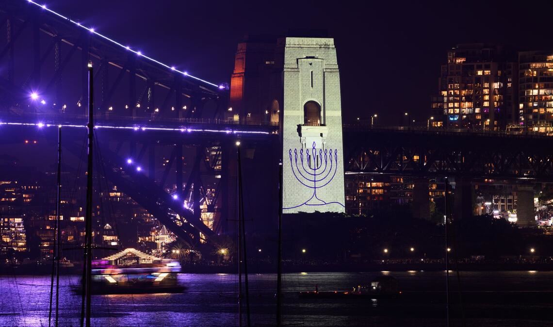 Während einer Schweigeminute wurde eine Menora auf einen Pfeiler der Sydney Harbour Bridge projiziert.