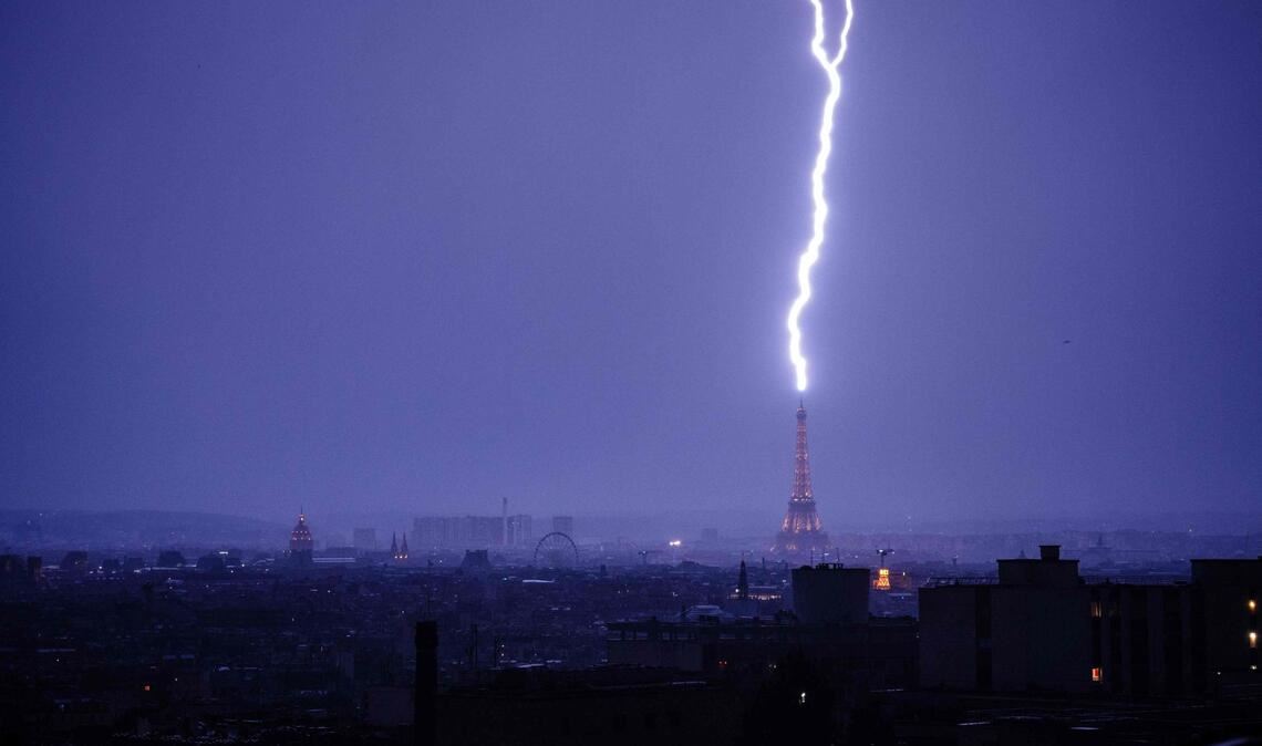 Während eines Gewitters schlägt ein Blitz in den Eiffelturm ein.