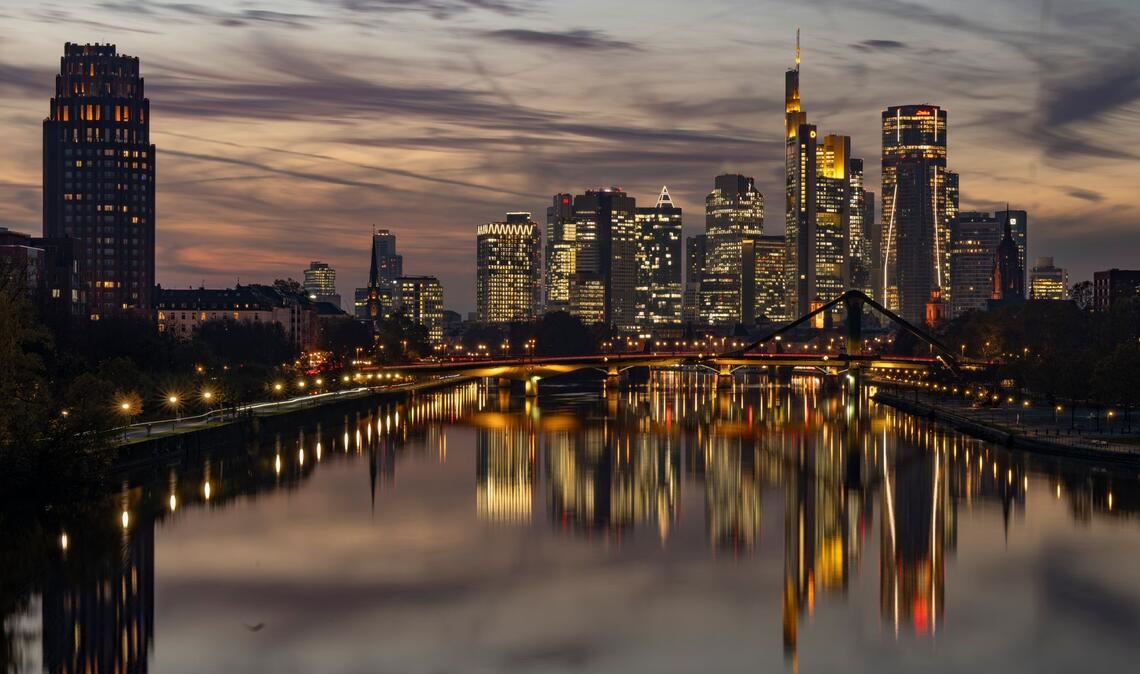 Während europäische Institute 2025 ihre Ertragslage deutlich verbessern konnten, verzeichneten die großen US-Banken in Summe rückläufige Ergebnisse. (Symbolbild)