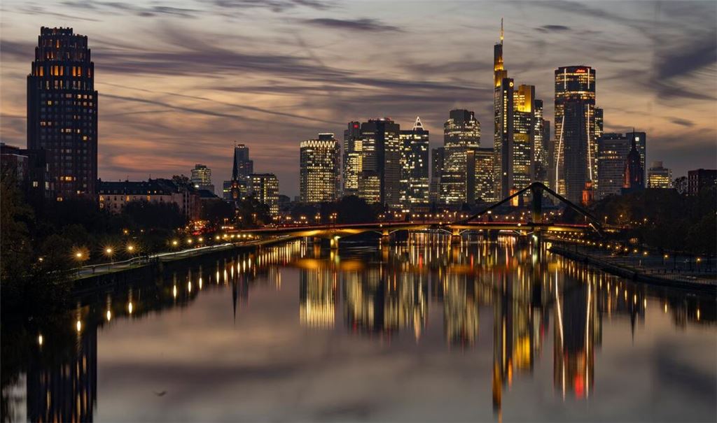 Während europäische Institute 2025 ihre Ertragslage deutlich verbessern konnten, verzeichneten die großen US-Banken in Summe rückläufige Ergebnisse. (Symbolbild)